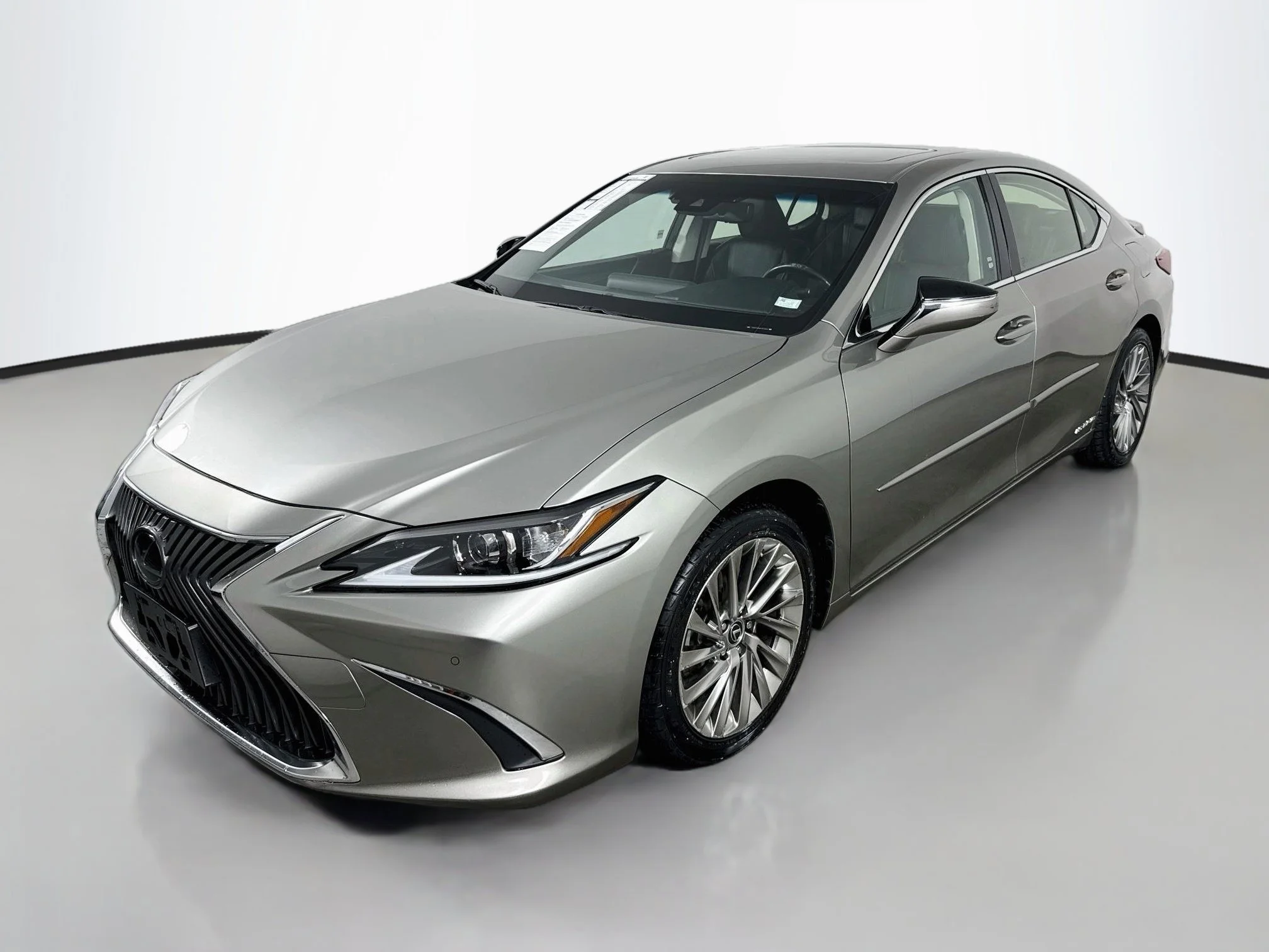 Used 2019 Silver Lexus 300h Luxury image 3