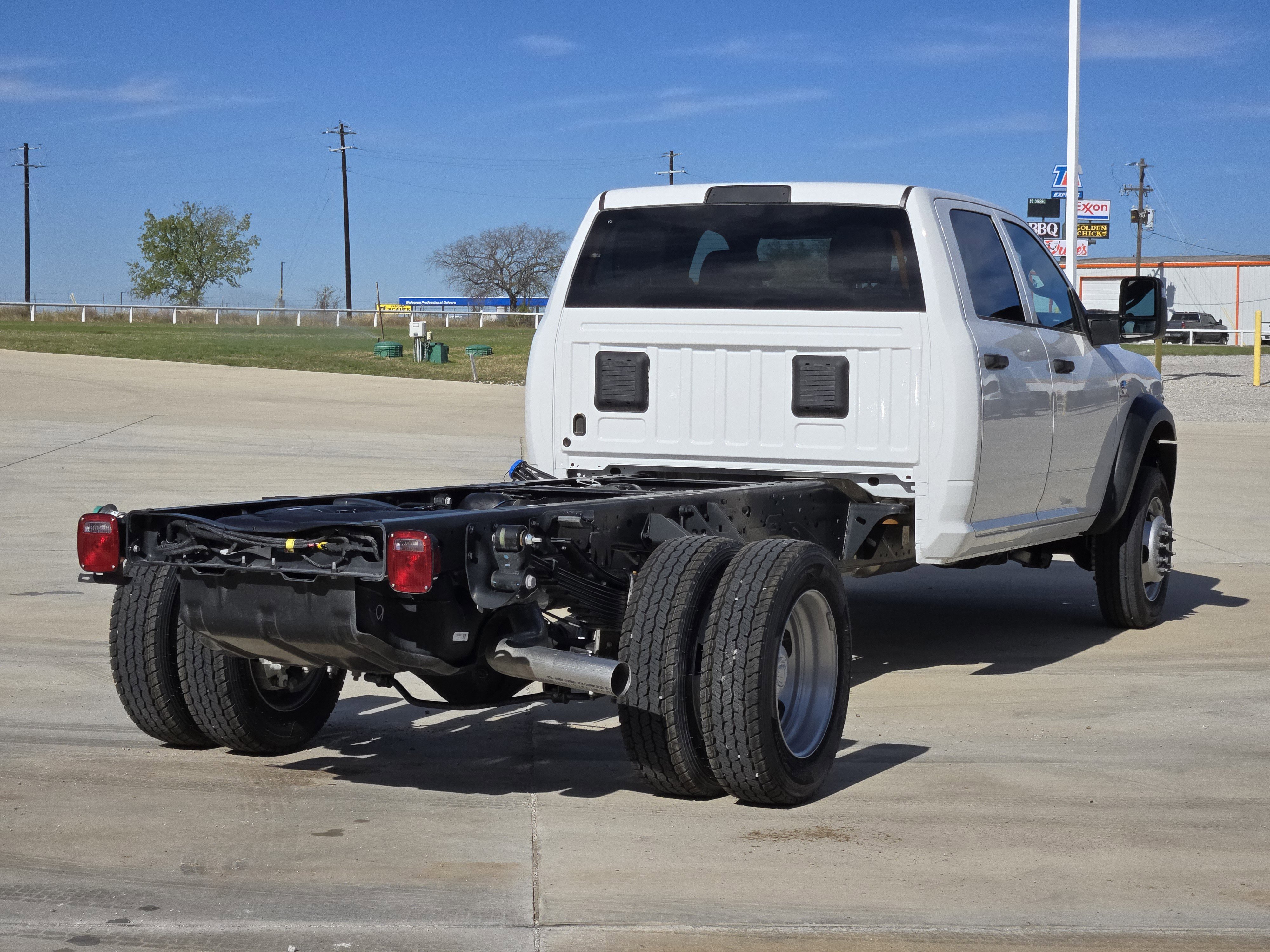 New 2026 Bright White Clear-Coat Exterior Paint RAM Tradesman image 5