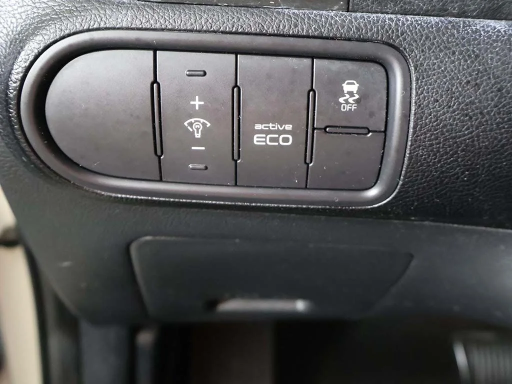 Used 2016 White Kia LX image 27