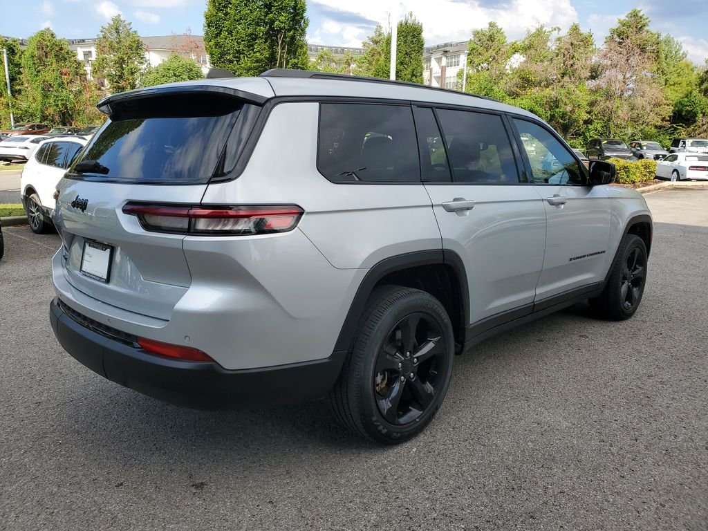 Used 2023 Silver Jeep Altitude image 4