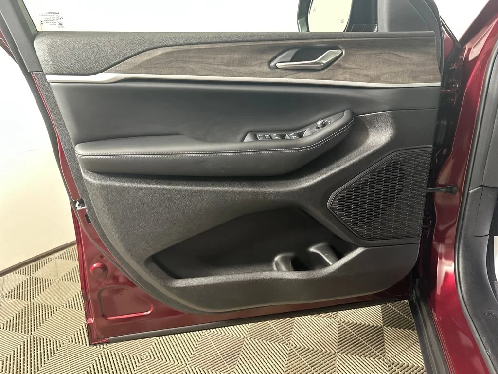 New 2026 Velvet Red Pearl-Coat Exterior Paint Jeep Altitude image 14