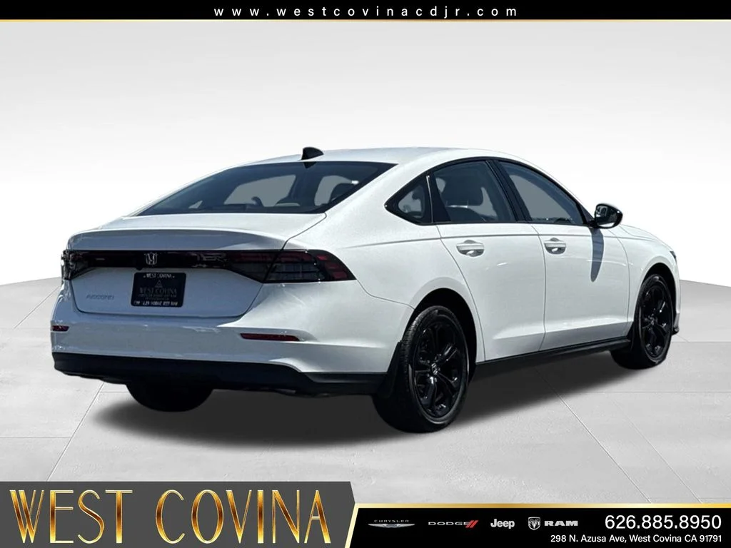 Used 2025 White Honda SE image 11