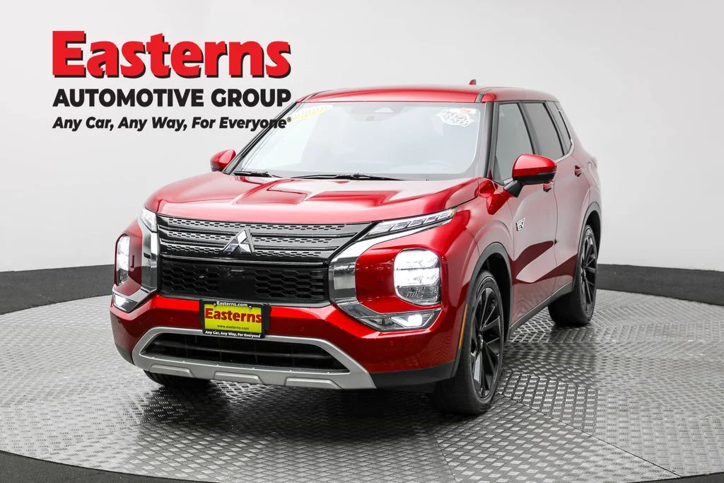 Used 2023 Red Mitsubishi SE image 1