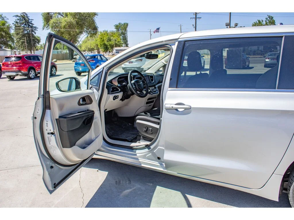 Used 2023 Silver Mist Clearcoat Chrysler LX image 25