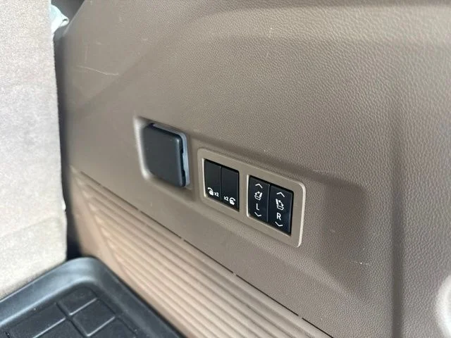 Used 2023 White GMC Denali image 34