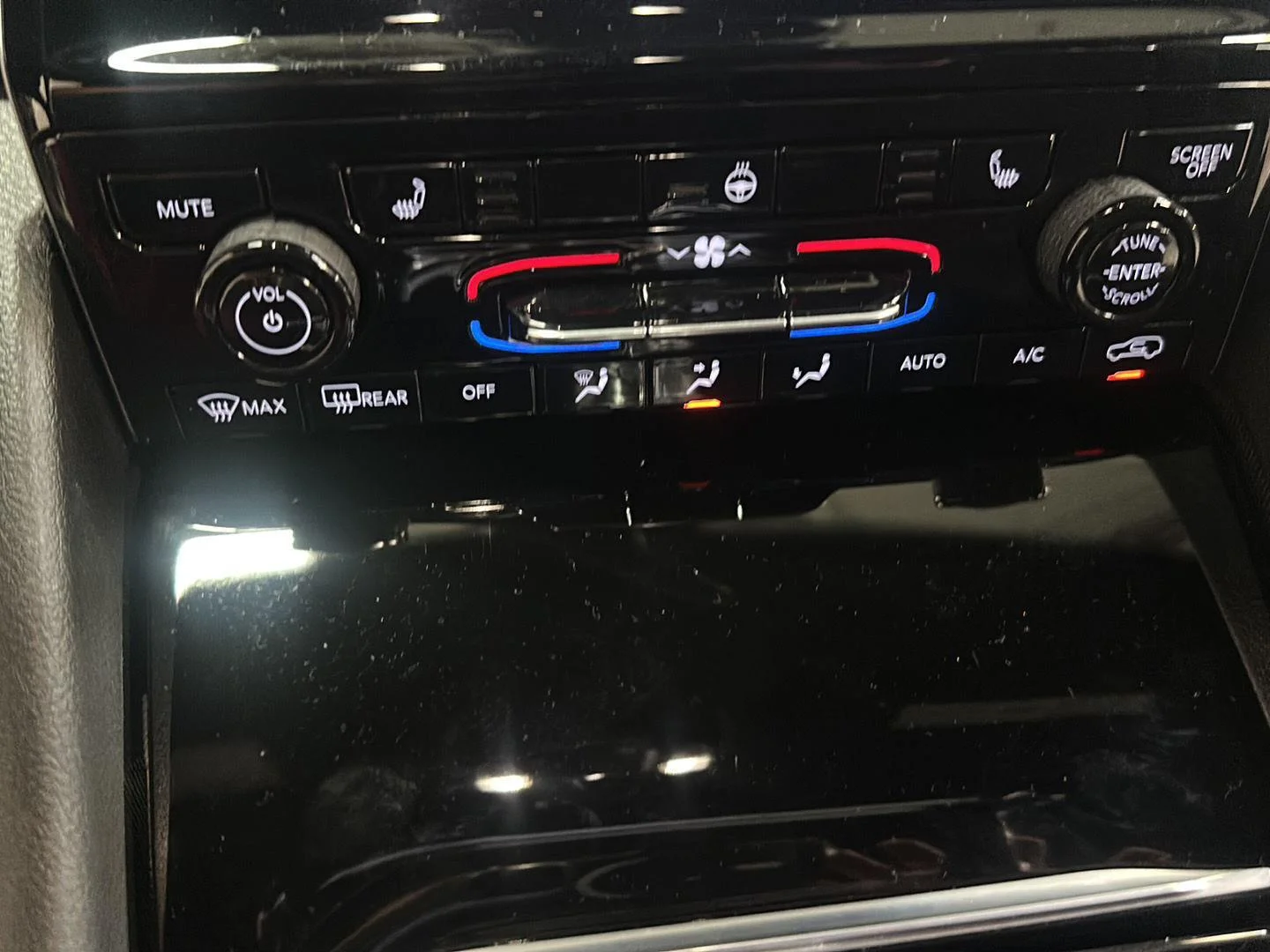 Used 2025 Diamond Black Crystal Pearlcoat Jeep Altitude image 27