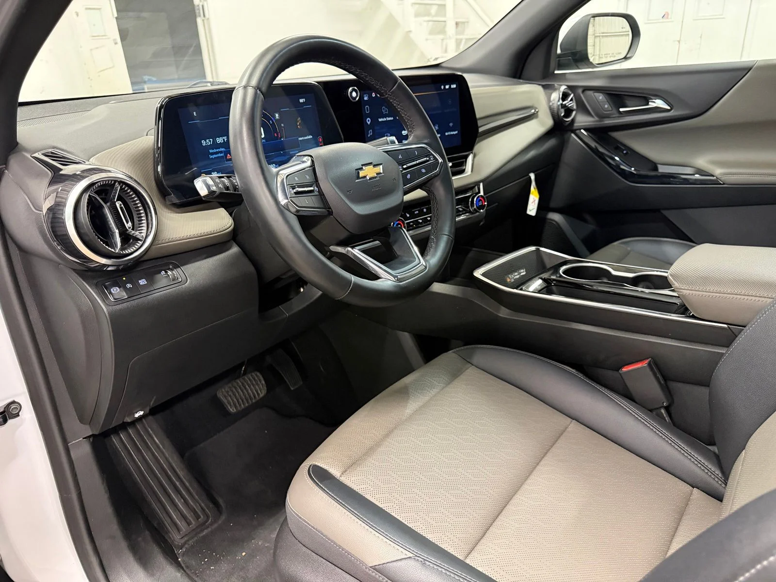 Used 2025 White Chevrolet LT image 19