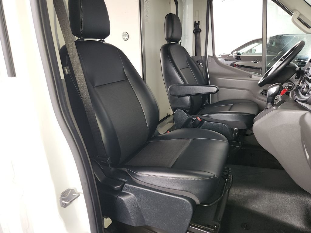 Used 2022 White Ford Box Truck image 18