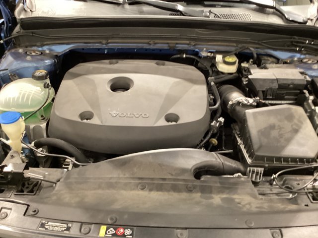 Used 2021 Blue Volvo R-Design image 9