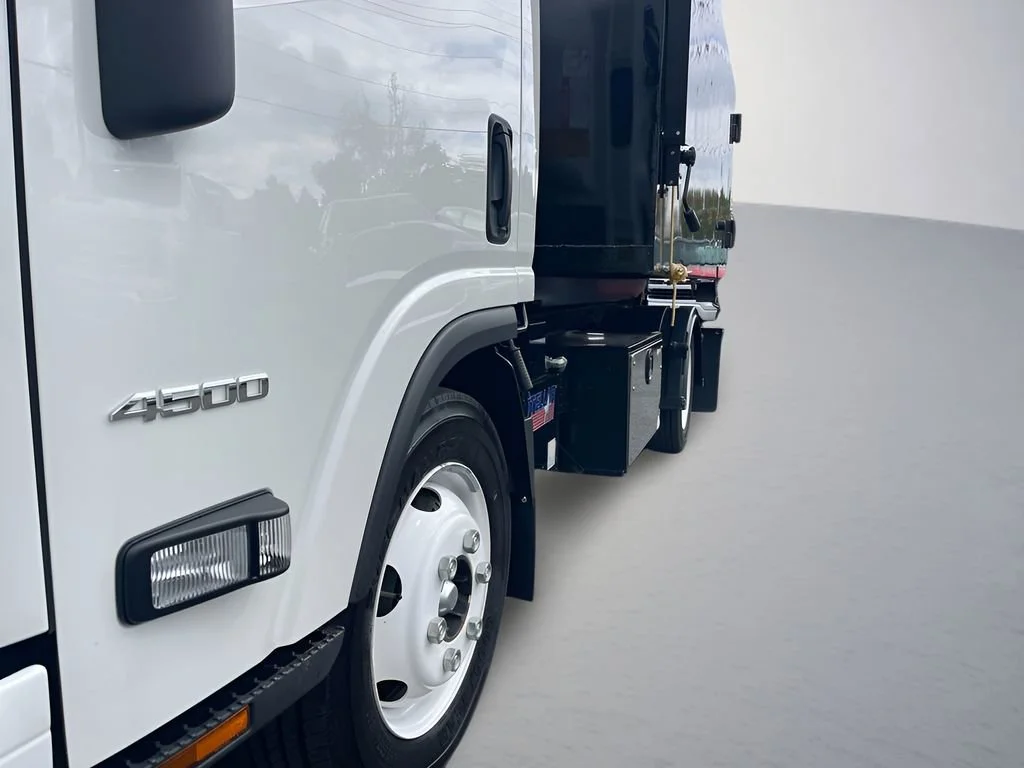 Used 2024 Arc White Chevrolet 1WT image 28