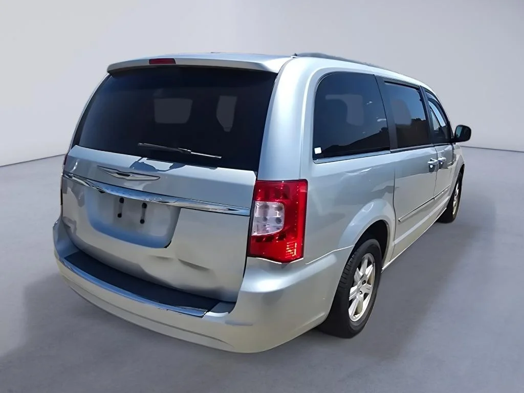 Used 2011 Bright Silver Metallic Clearcoat Chrysler Touring image 5