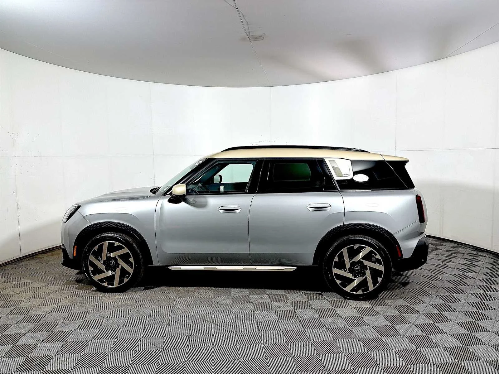Used 2026 Melting Silver III Metallic MINI S image 4