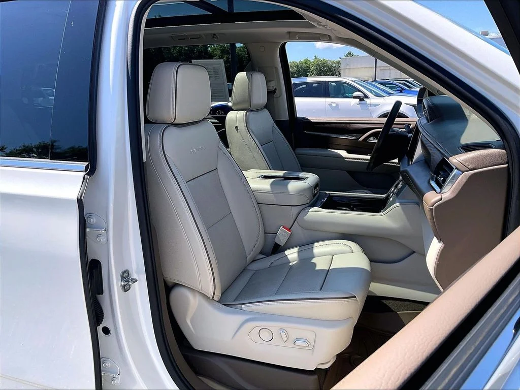 Used 2022 White Frost Tricoat GMC Denali image 10