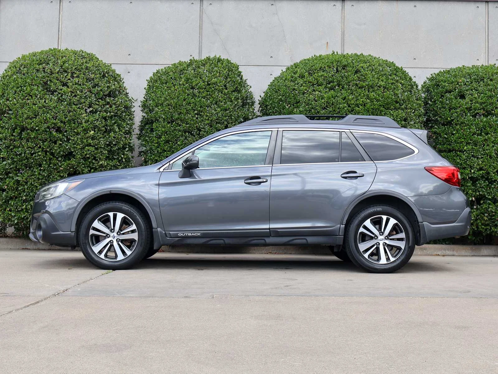 Used 2019 Magnetite Gray Metallic Subaru Limited image 5