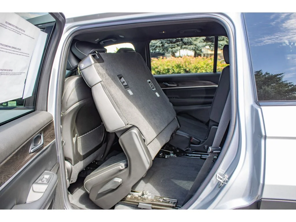 New 2026 Silver Zynith Exterior Paint Jeep Laredo Altitude image 22