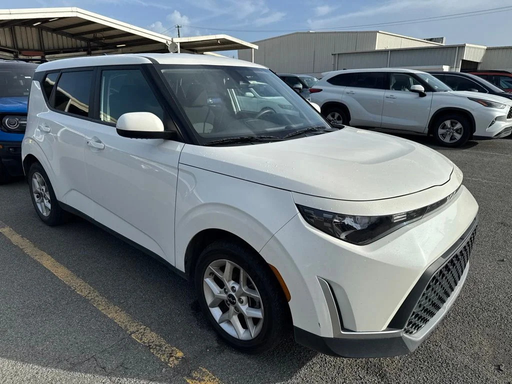 Used 2024 White Kia S image 3