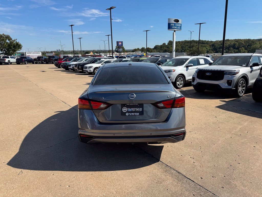 Used 2023 Gun Metallic Nissan 2.5 SV image 4
