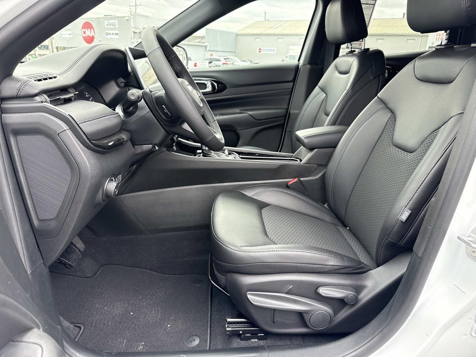 New 2026 Bright White Clearcoat Jeep Latitude Altitude image 22