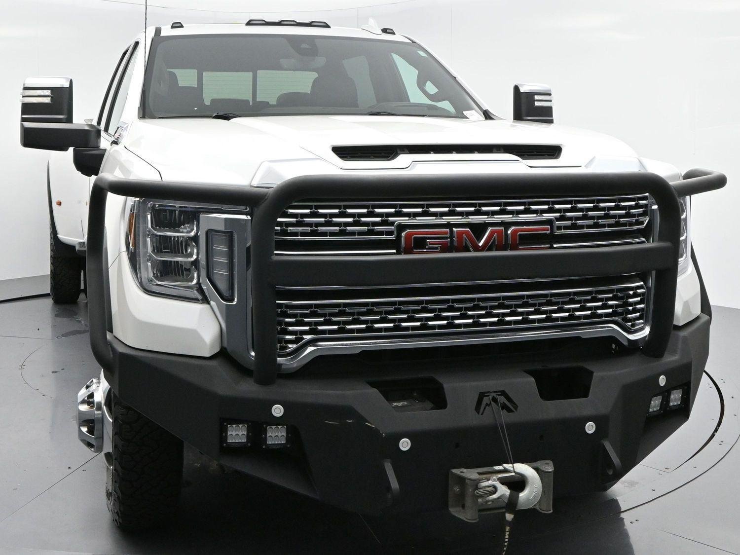 Used 2022 White Frost Tricoat GMC Denali image 2