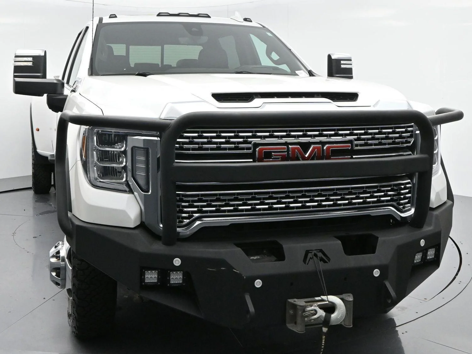 Used 2022 White Frost Tricoat GMC Denali image 2