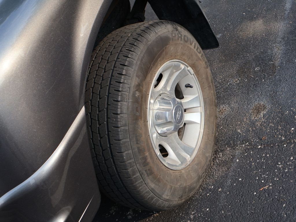 Used 2004  Ford Edge image 12