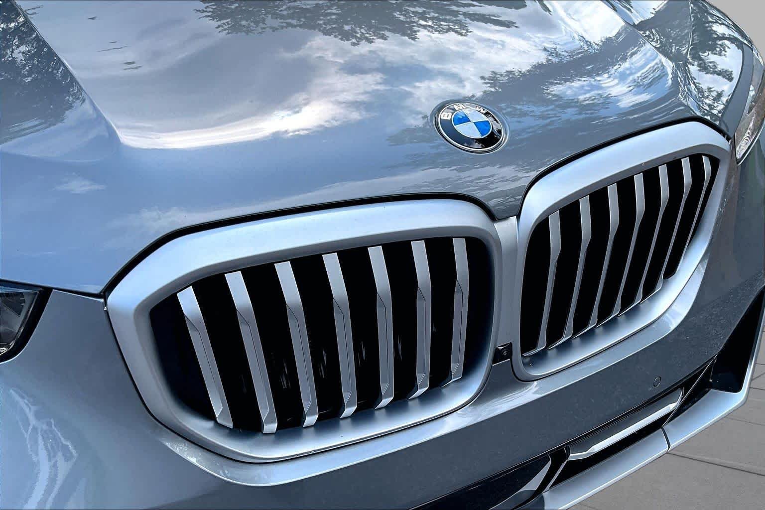 Used 2026 Skyscraper Grey Metallic BMW xDrive40i image 30