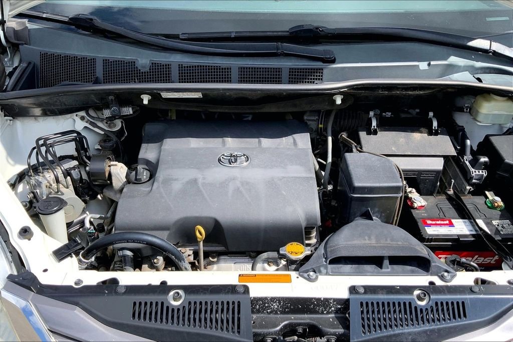 Used 2015 White Toyota XLE Premium image 30