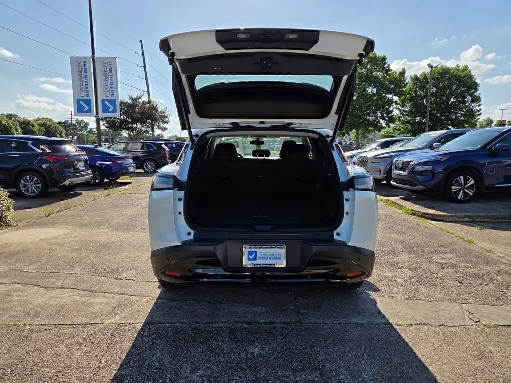 Used 2025 White Pearl Nissan SV image 27