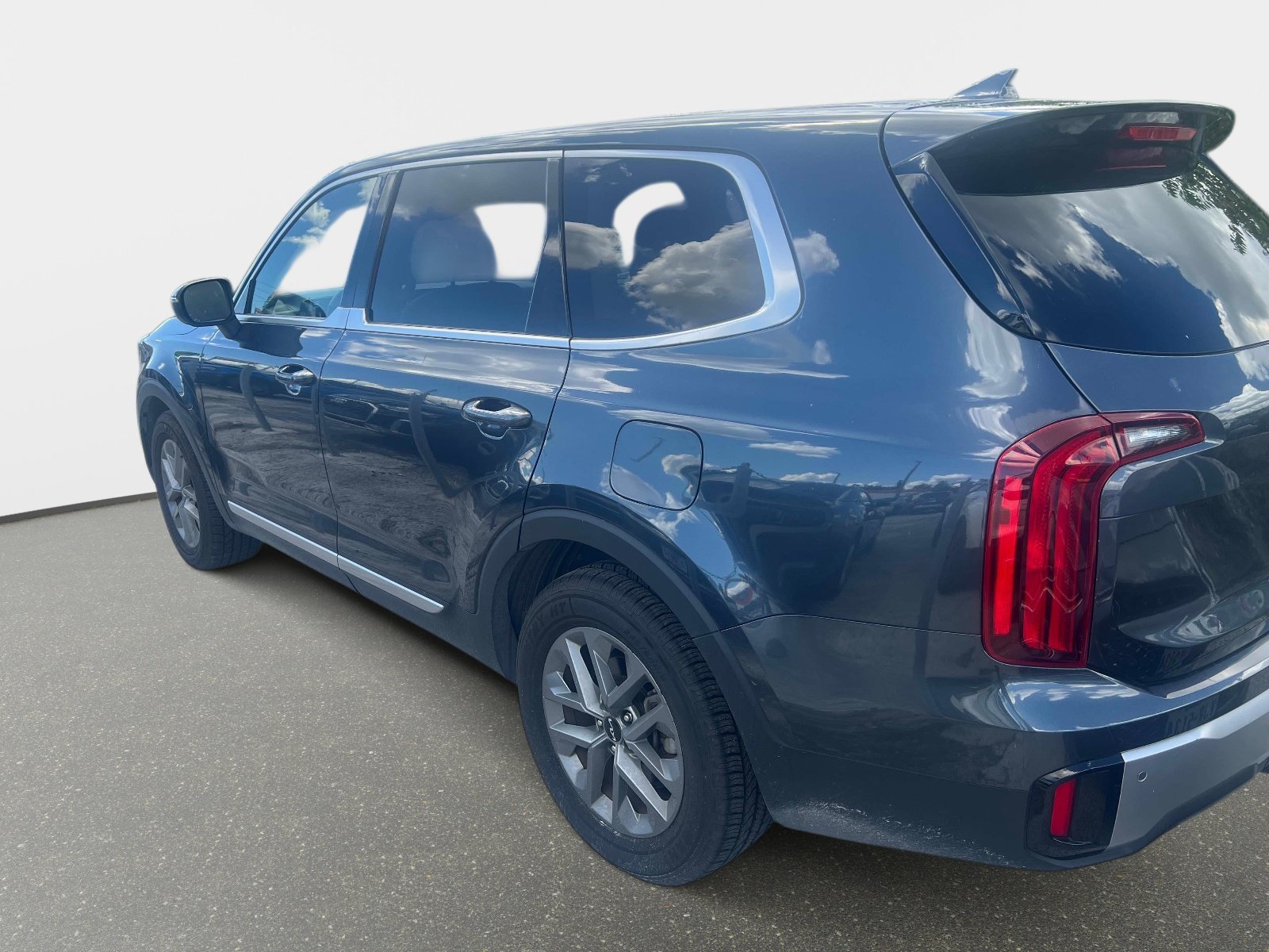 Used 2023 Gravity Gray Kia LX image 8