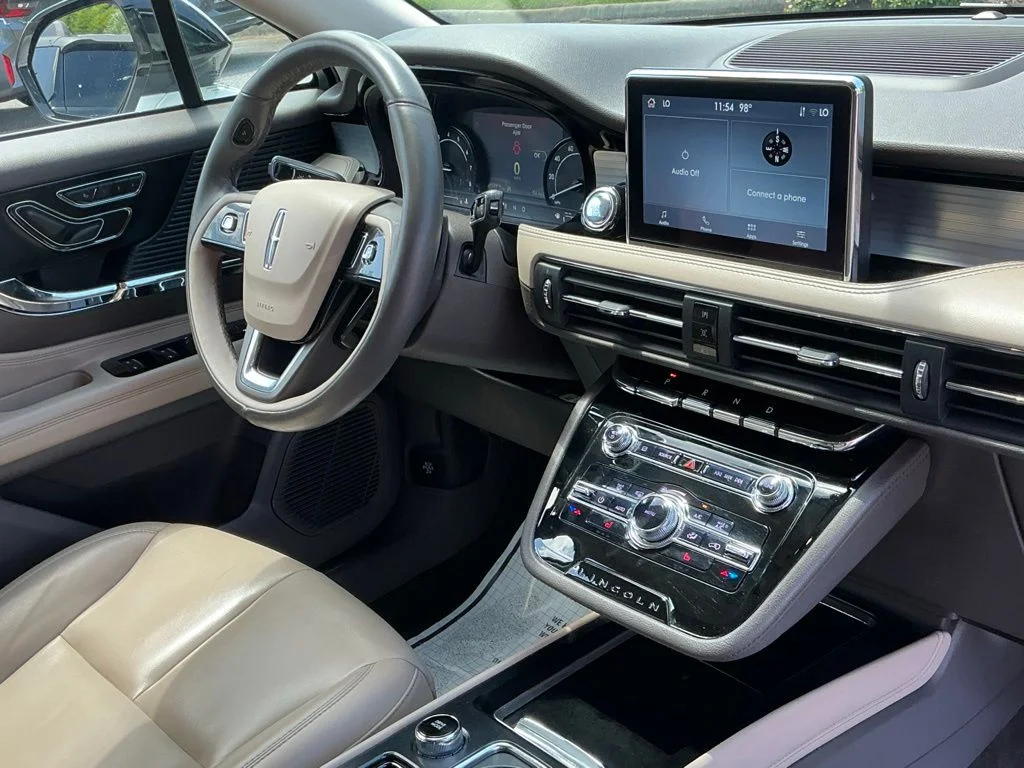 Used 2021 White Lincoln Standard image 20