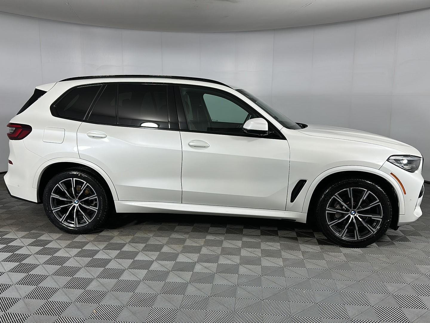 Used 2022 Mineral White Metallic BMW xDrive40i image 29