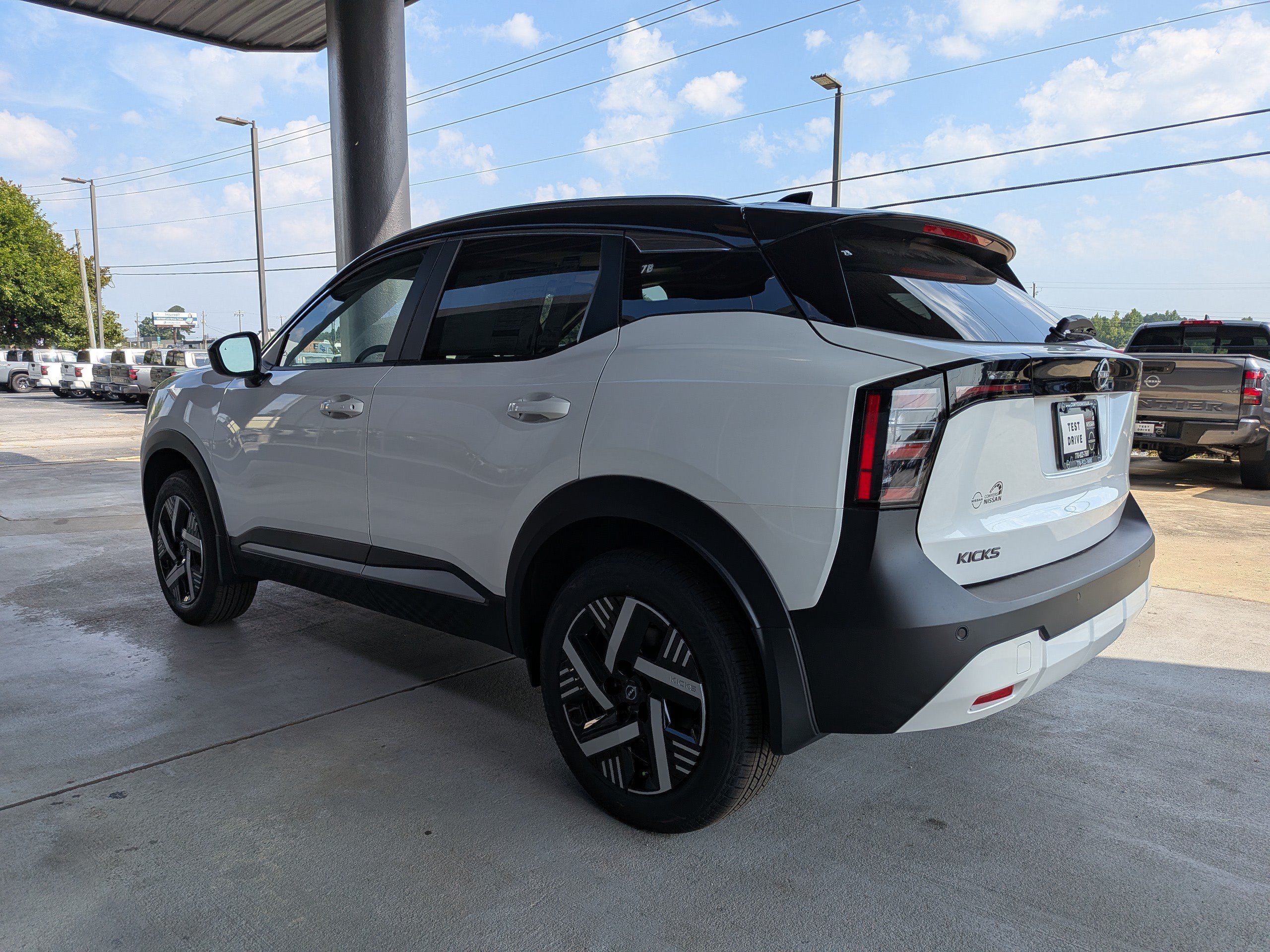 New 2026 Aspen White TriCoat / Super Black Two-tone Nissan SV image 5