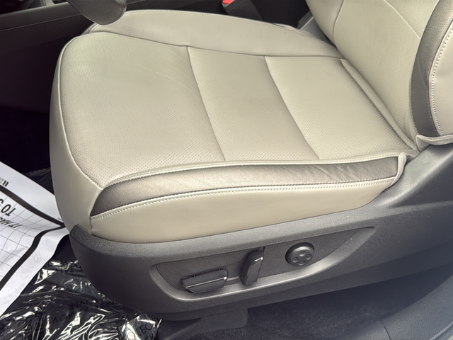 Used 2023 White INFINITI LUXE image 17
