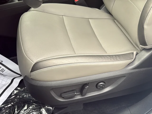 Used 2023 White INFINITI LUXE image 17