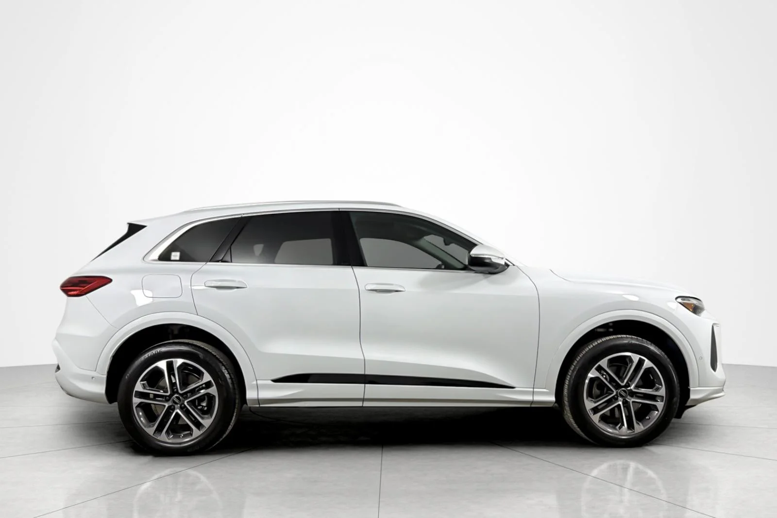Used 2025 Glacier White Metallic Audi Premium 2.0 TFSI quattro image 6