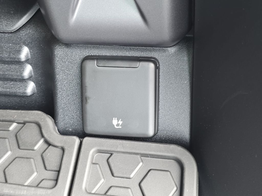 New 2026 Fuji White Land Rover X-Dynamic SE image 13