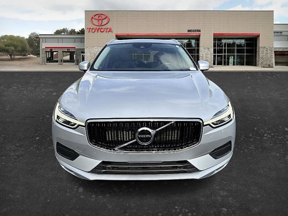 Used 2019 Bright Silver Metallic Volvo Momentum image 4