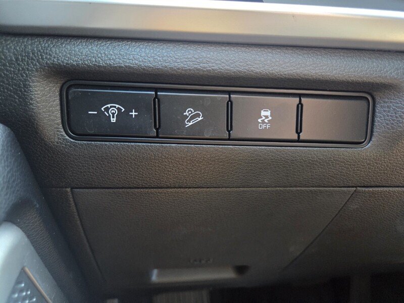 Used 2023 White Kia S image 11