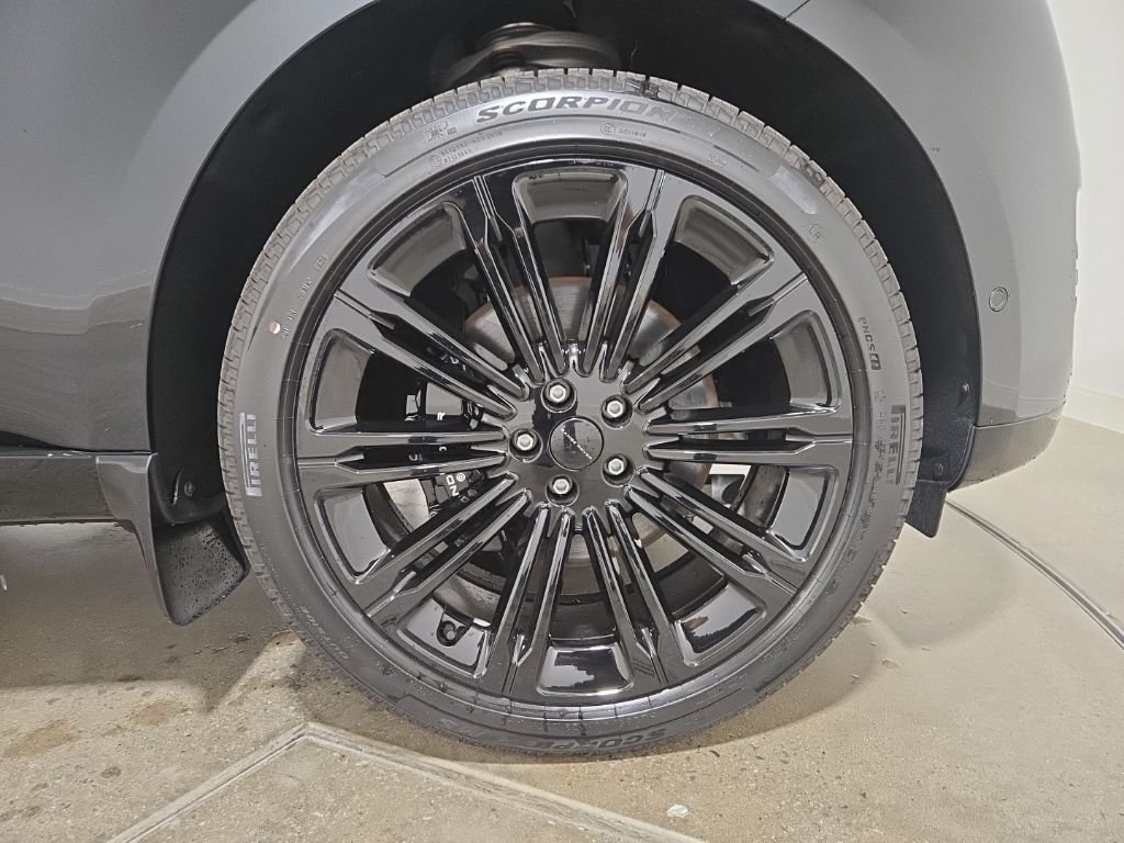 New 2026 Santorini Black Land Rover SE image 9