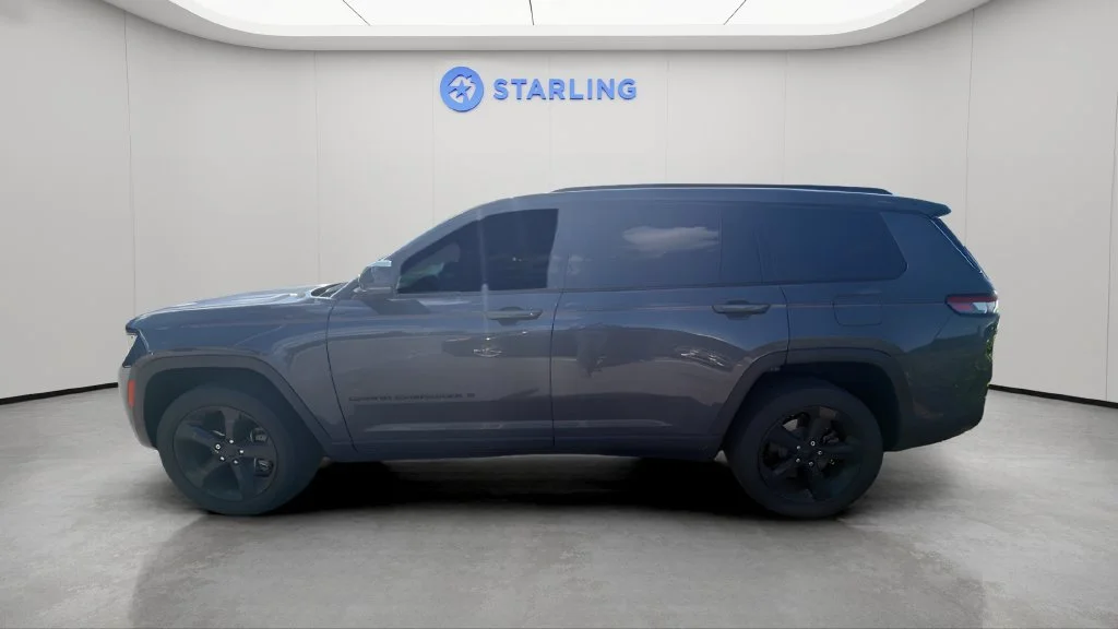 Used 2024  Jeep Limited image 2