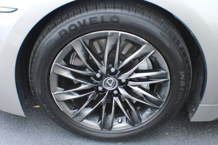 Used 2018  Lexus  image 5
