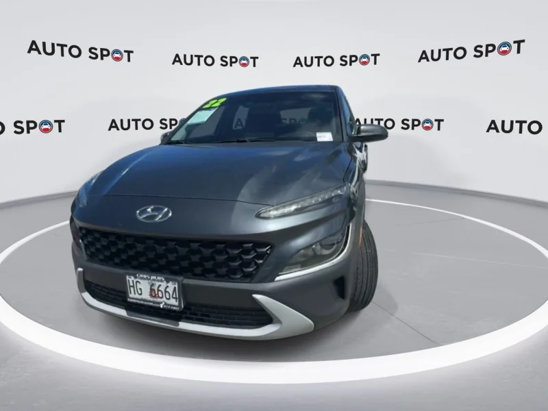 Used 2022 Gray Hyundai SE image 4