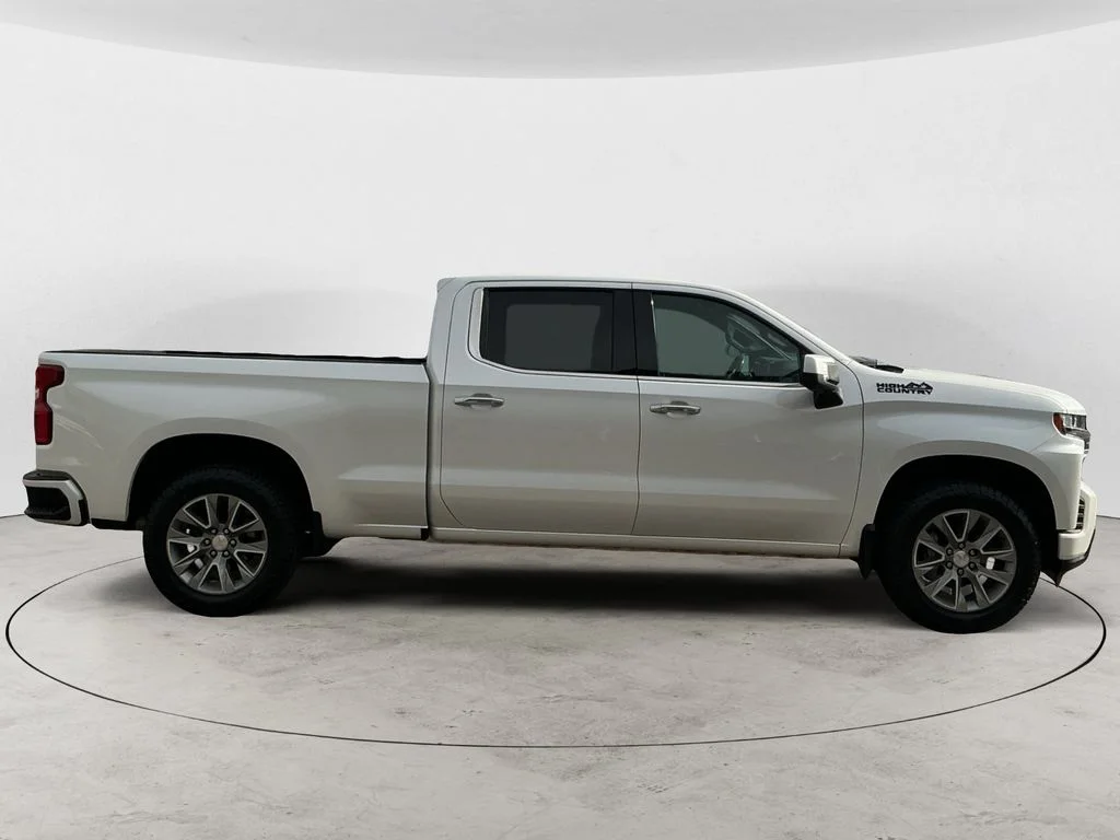 Used 2022 Beige Chevrolet High Country image 4