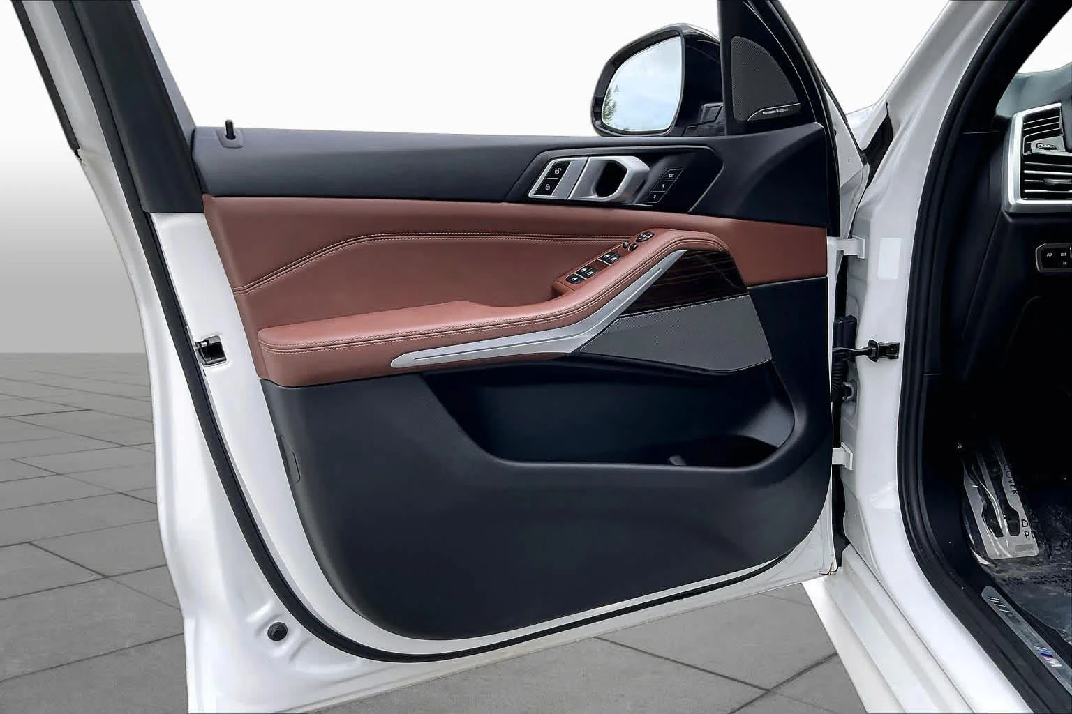 Used 2019 Mineral White Metallic BMW xDrive40i image 21