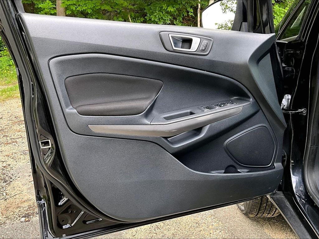 Used 2019 Shadow Black Ford SE image 9