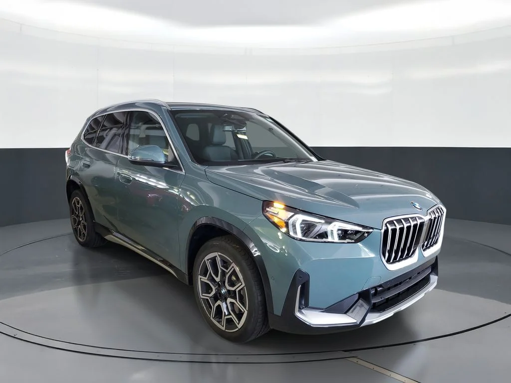 New 2026 Cape York Green Metallic BMW xDrive28i image 2
