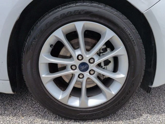 Used 2020 Oxford White Ford SE image 11