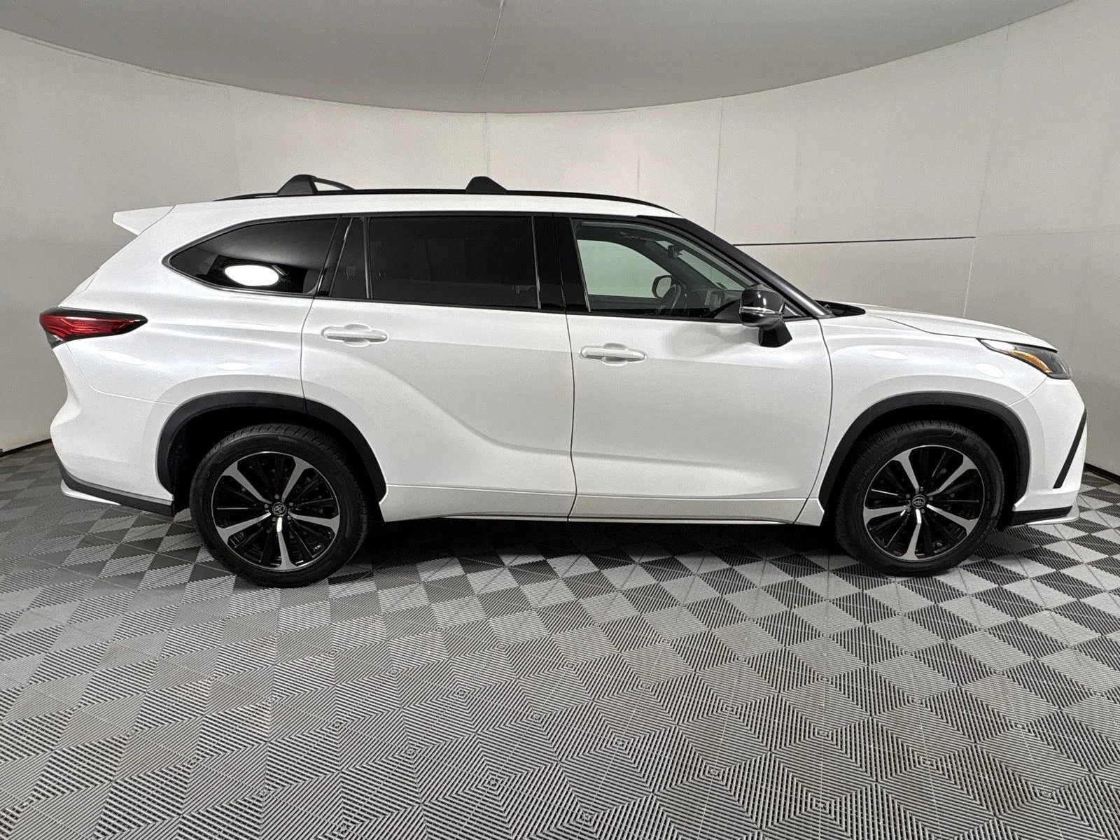 Used 2022 Wind Chill Pearl Toyota XSE image 22