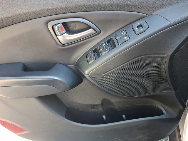 Used 2015 Silver Hyundai SE image 18