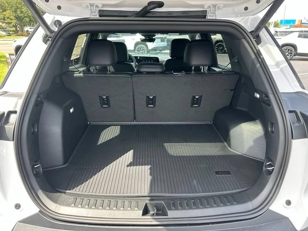 New 2027 Summit White Chevrolet LT image 11
